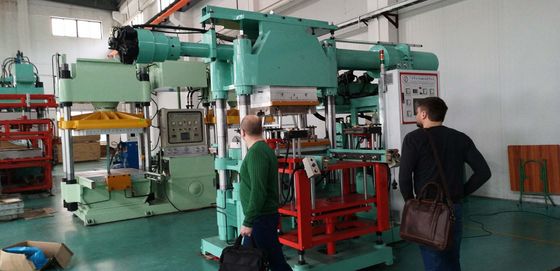 Maschine zur Herstellung von Verbundpolymer-Isolatoren mit verstellbarer horizontaler Spritze