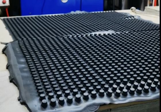 300 Ton Calmp Force PLC-Steuergummikappen-Abdeckung, die Form-Vakuumkompressions-Einspritzungs-Maschine für medizinisches herstellt